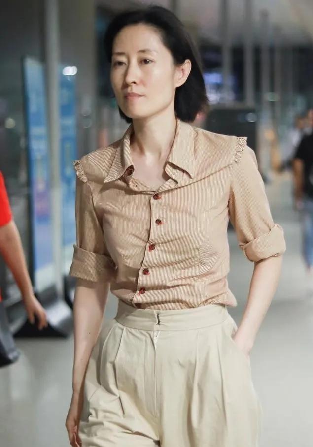 刘敏涛这套穿搭，中年姐妹直接抄作业！💡✅卡其色细条纹衬衫：木耳边肩线+卷袖