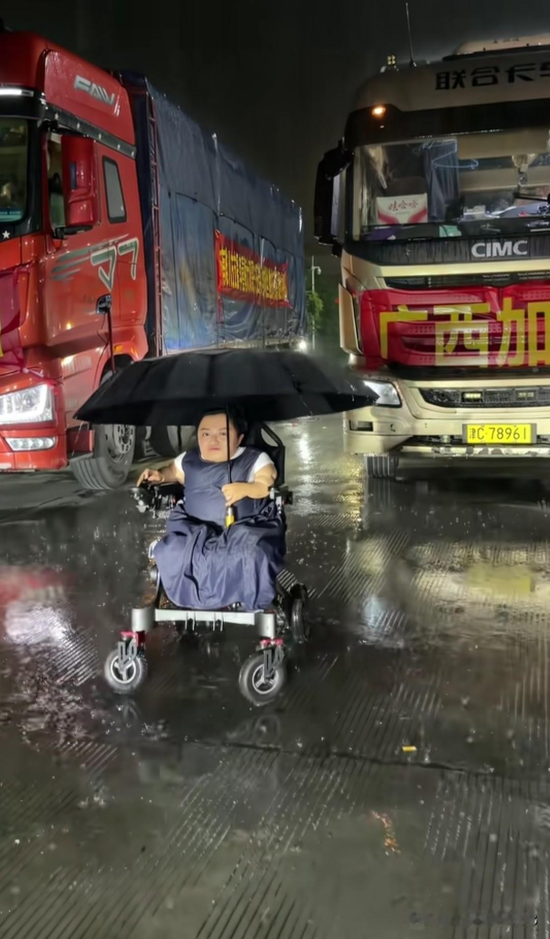 李喜梅和老公在大雨中为广西人民捐赠物资，大双往车上搬运物资，实在是太让人感动了！