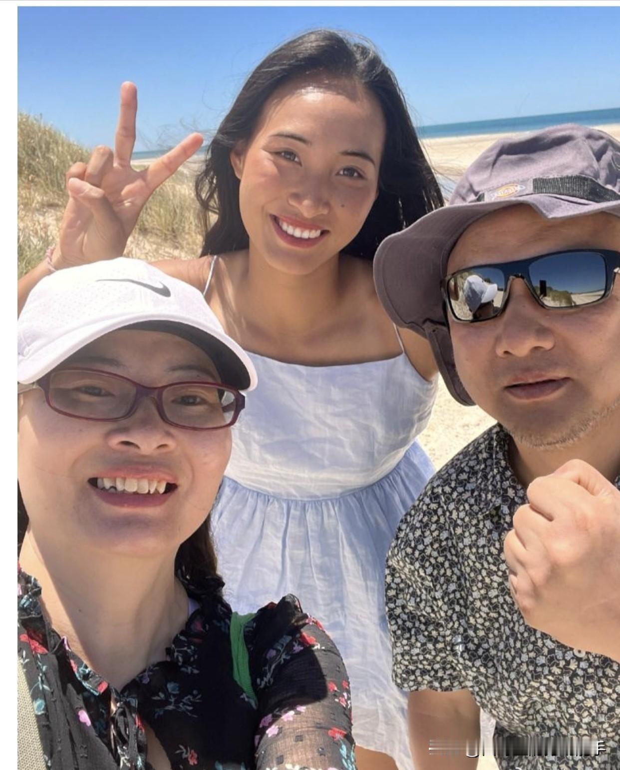 郑钦文和父母海边留影。有一段流传甚广的往事，可以窥见父母当年为之付出的牺牲。据