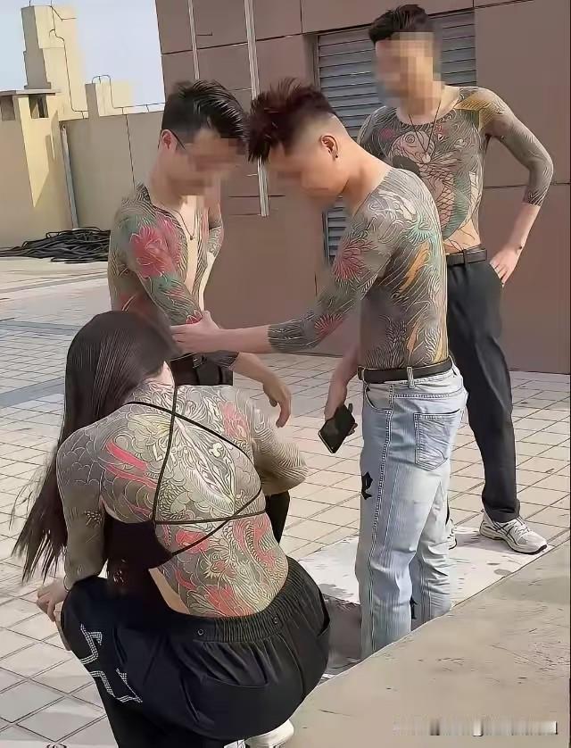 满身纹身看似个性，实则拖累人生方方面面如今不少年轻人追捧大面积满背、花臂纹身，