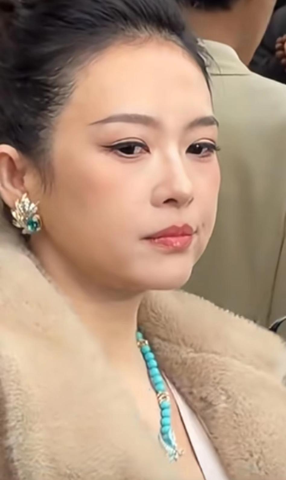 我朋友在线下见到了章子怡，她说章子怡根本不像电视上那样。以前总听说她这个