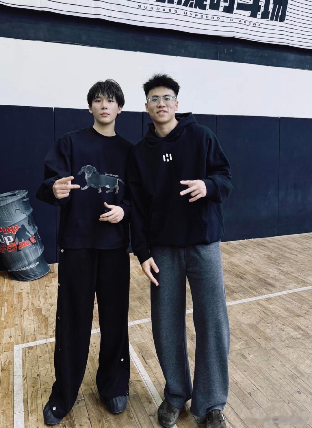 网友和素颜打篮球的王安宇合照，完全就是硬帅啊。