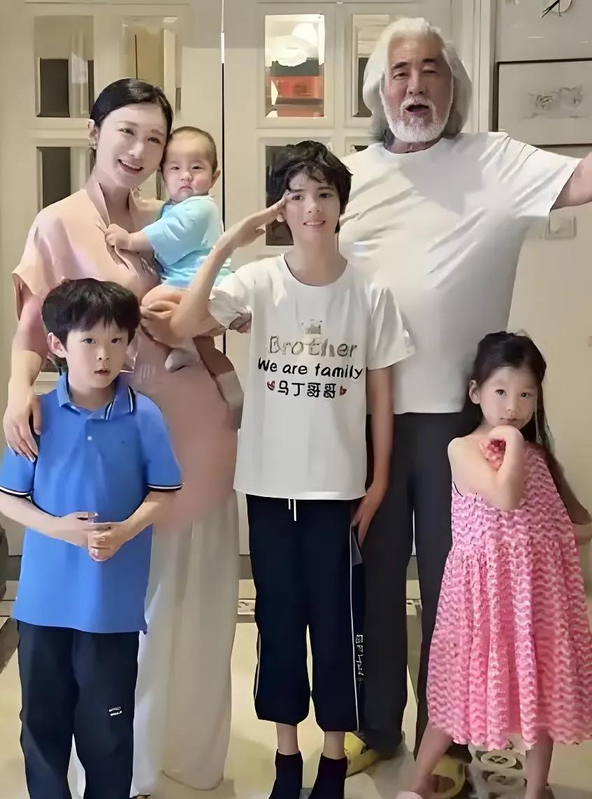 张纪中挺让人佩服的。74岁的他不但要照顾小自己30多岁的妻子，还要陪伴4个未成年