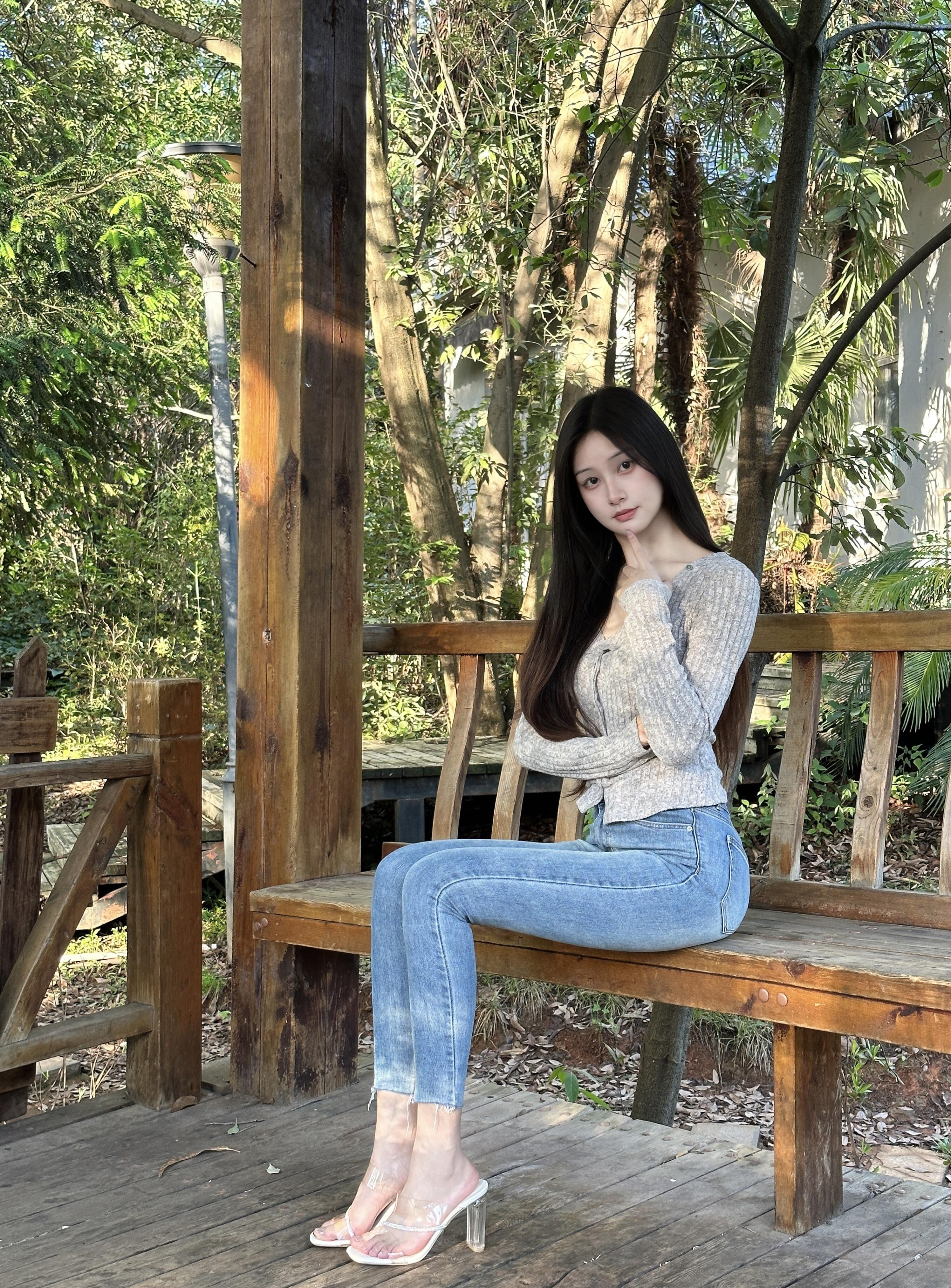牛仔裤高跟凉鞋气质小美女，真是极品呀
