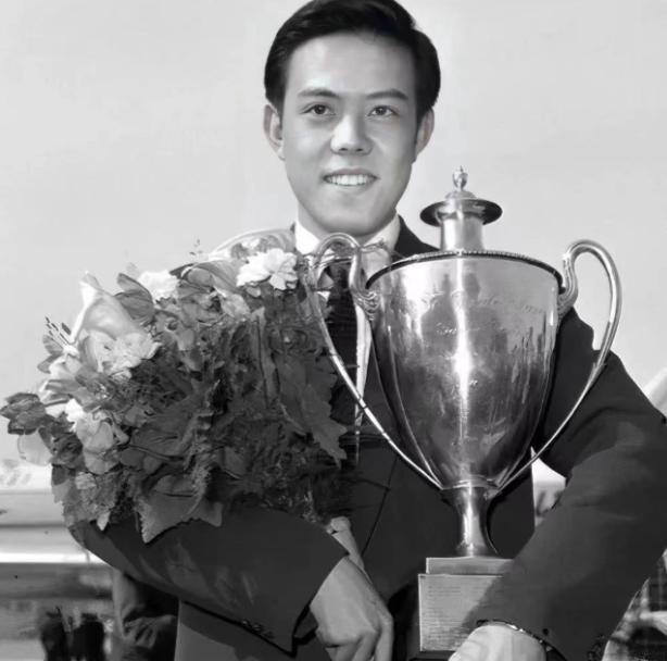 1968年6月21日早上，容国团的尸体在一棵树下被人发现。在在他的上衣口袋中