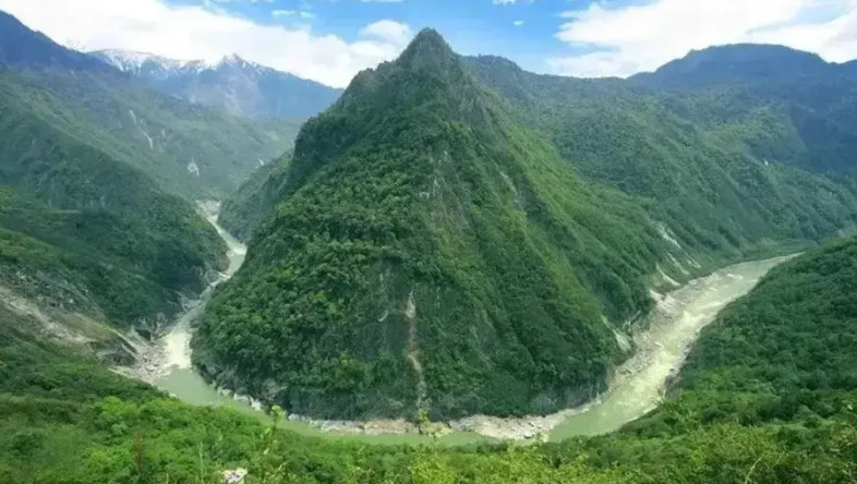 修建雅鲁藏布江大坝能放水淹了印度，这才是印度最担心的。雅鲁藏布江海拔落差大，有丰