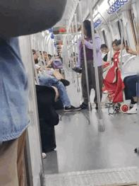 这是发生在济南地铁三号线上的一幕，一男一女不知道是因为抢座位还是因为碰撞发生了口