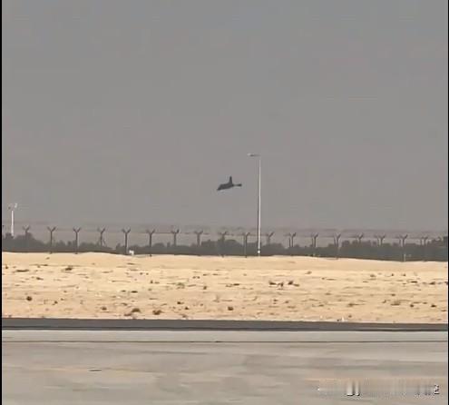 【印象战机在迪拜航展表演时坠毁】在迪拜航展上，前几天媒体就拍到静态展示