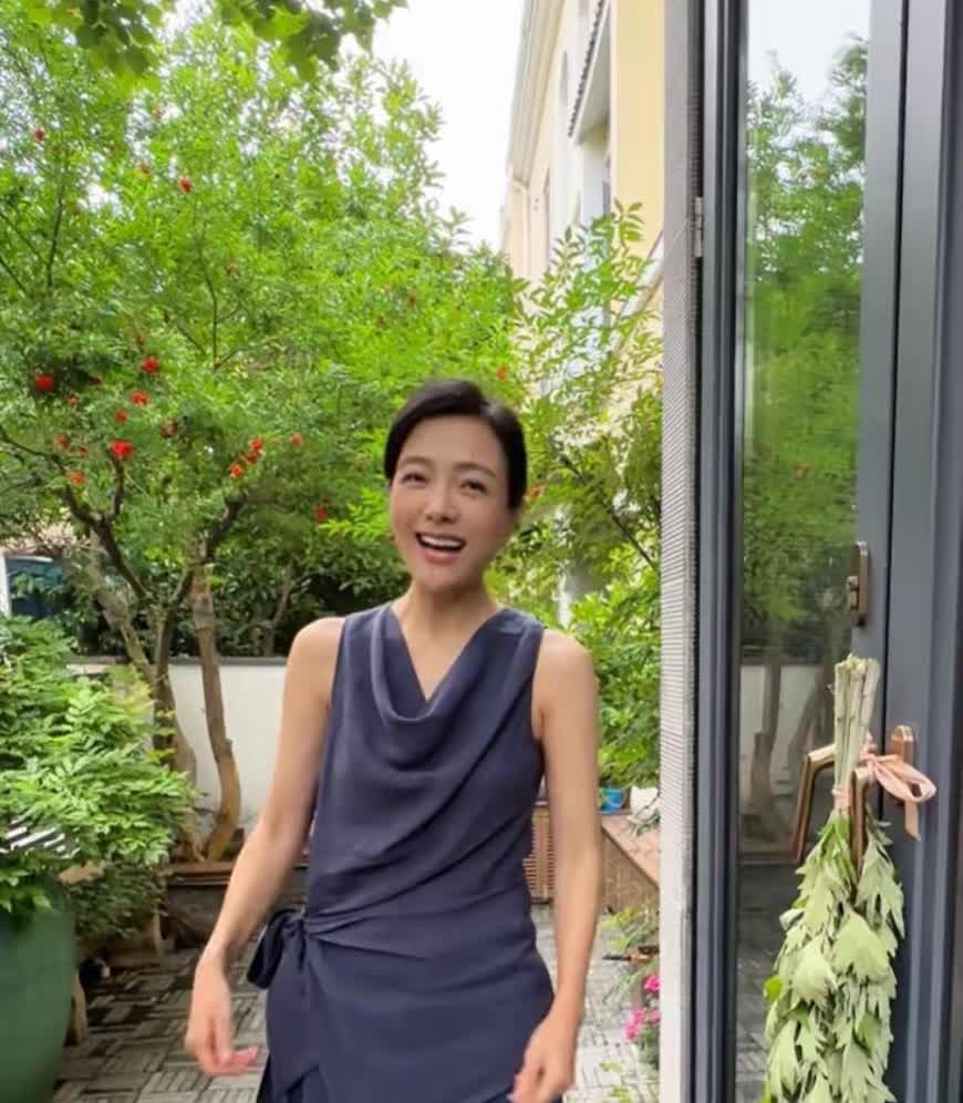 杨乐乐挂端午节艾草，家中别墅罕见出镜，后院摆满石像古香古色