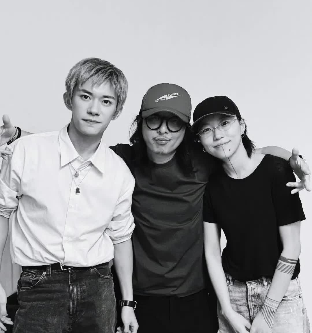 王菲昨晚估计在被窝笑出声了，窦靖童也是混出名堂了，她刷着手机，发现自己好