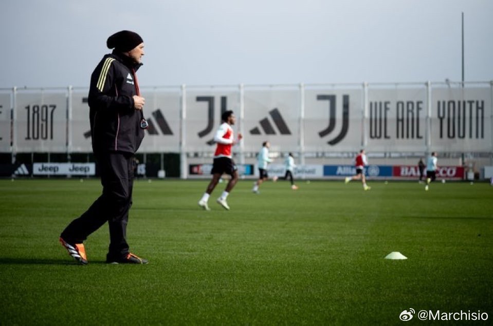 都灵体育报：斯帕莱蒂和尤文图斯尚未就续约达成一致。首先是合同年限的问题，其次是球