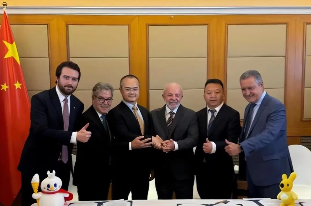 中国防长董军最近行程满满，先是去了法国，又赶去德国参加联合国会议，这一路可没闲着