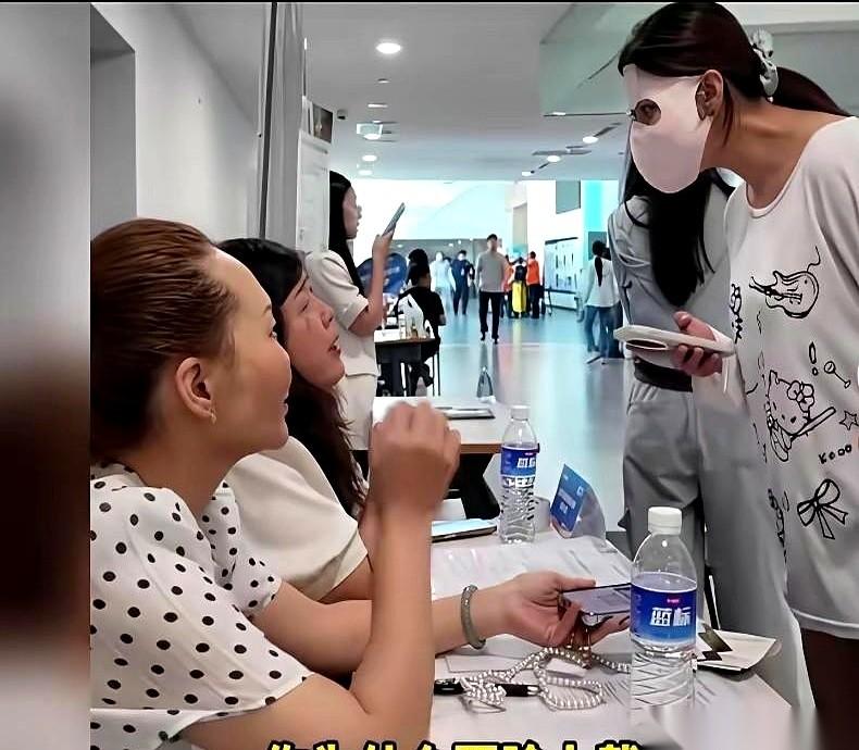 校招会现场，一排排都是正装白衬衫，空气里混着打印纸和紧张汗水的味道。门推开，所