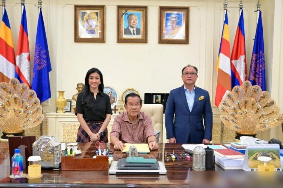 为了展现强大的团结精神，柬埔寨皇家集团的员工决定捐出12月份工资的5%，共计捐款