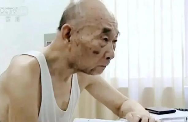 中国导弹为什么如此精准？全靠这位身穿5块钱背心的老人！他曾用18月就破解了“钱学
