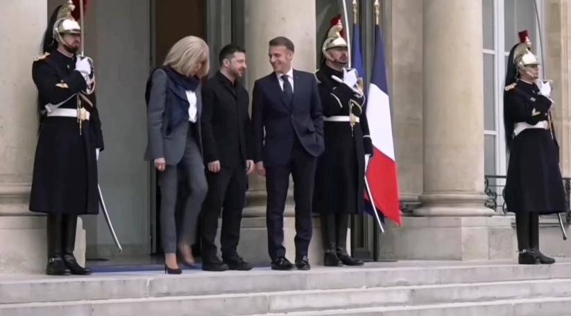 12月1日，泽连斯基携夫人抵达法国巴黎访问！从曝光的画面我们可以看出，泽连斯基