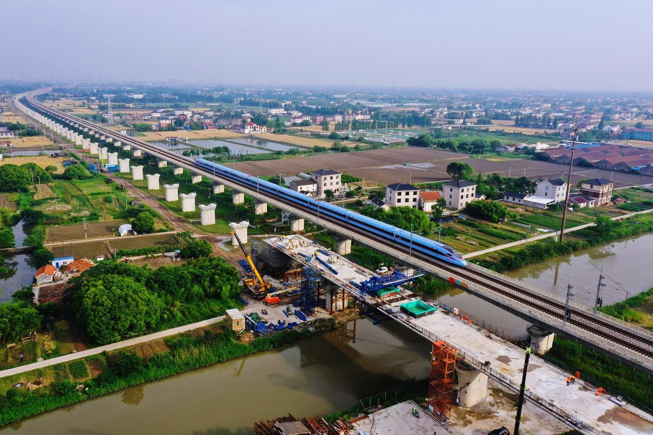 把常泰铁路打造成中沿江铁路！南沿江早已通车，北沿江建设正如火如荼，西窗观涛认为，