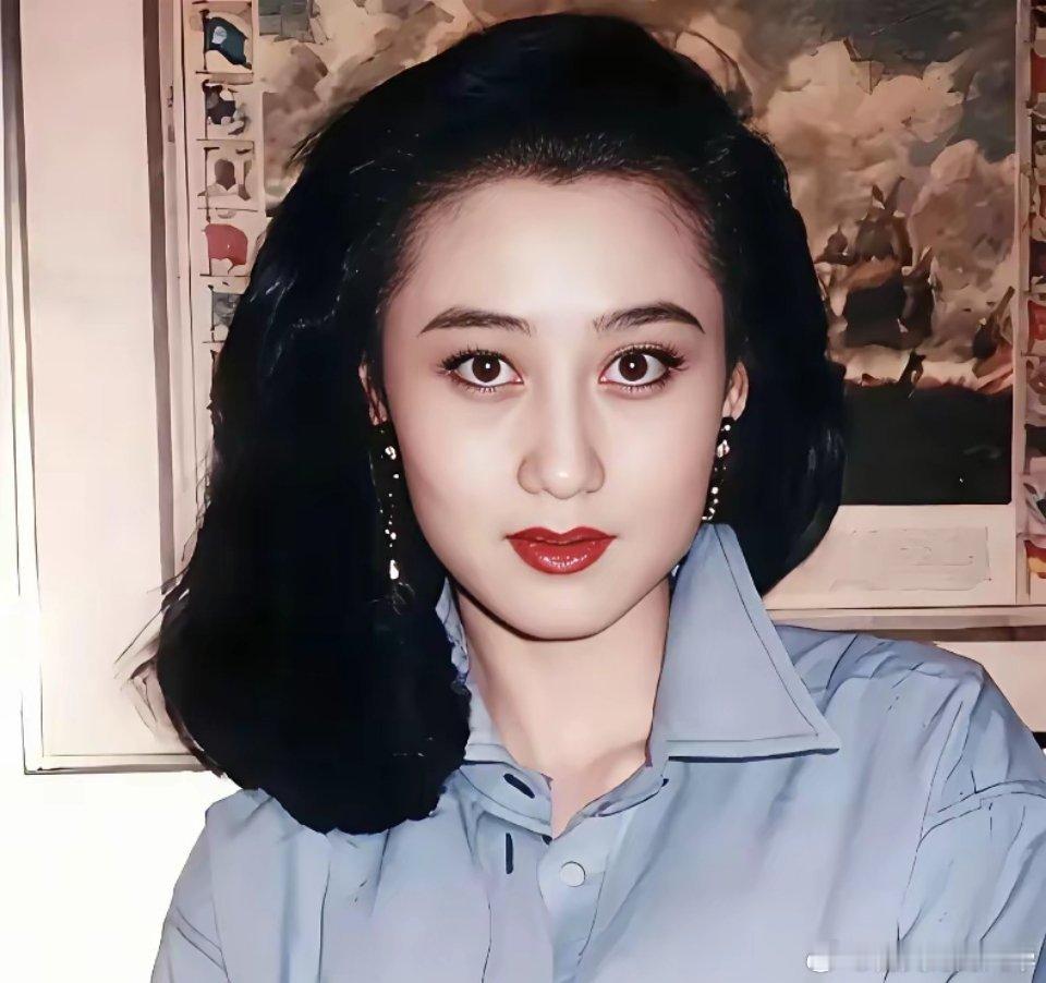 据说当年利智并没有对李连杰有多大的兴趣，李连杰却偏偏喜欢她，于是就用金钱强行维系