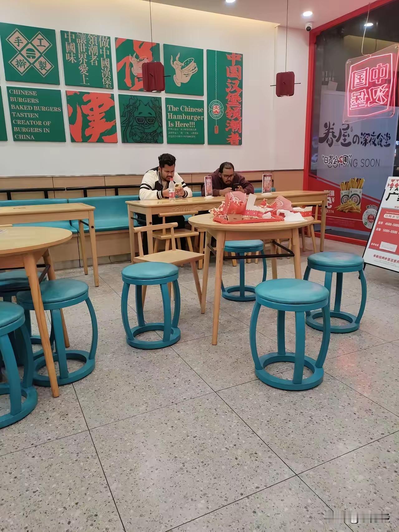 倆印度人在我国一个小店里不消费，占着人家地方，店主言：店小利薄，经不起他们这么耗