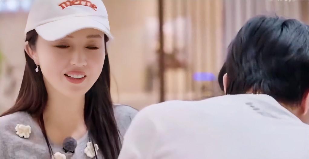 我妈看到董璇在金店挑礼物这段她叹了好几口气她说董璇哪哪都好，就是有一件事她做