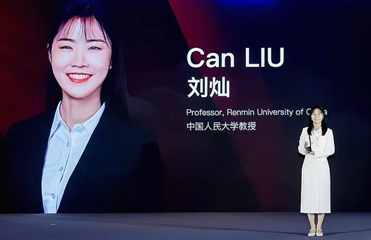 33岁！中国人民大学最年轻正教授诞生，靠“反着来”搞定了芯片大难题！全球芯