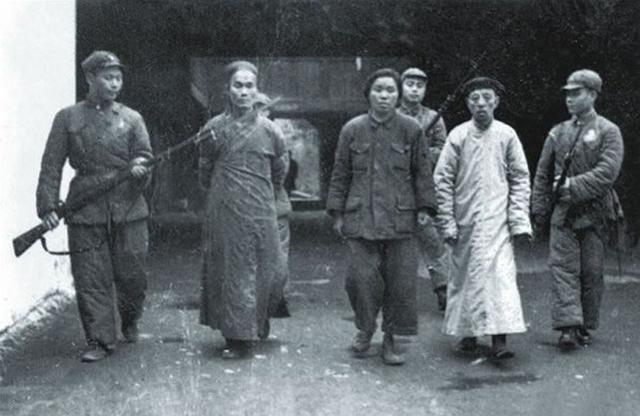 1949年毛主席在北京街头，意外碰到老鸨正在逼迫一个少女做娼妓，毛主席出面阻