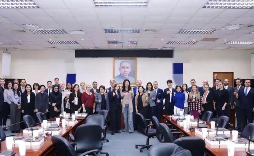 反转来了！前脚民调还把郑丽文按在4%垫底，后脚她转手就把40多国驻台代表