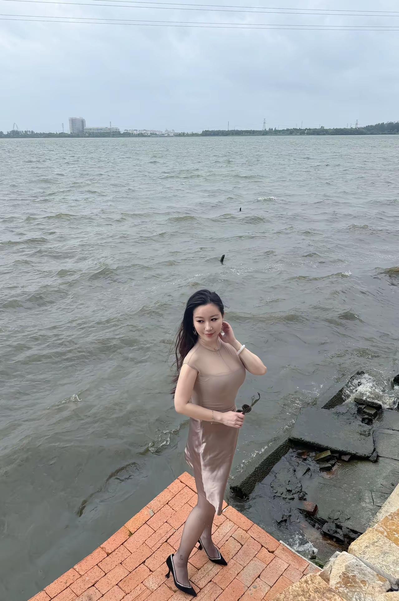 风韵犹存，肤白貌美大长腿美女姐姐有人喜欢吗？