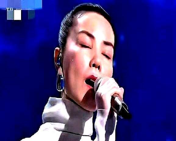 别再说王菲眉毛画坏了。那是她和背后男人三十年的一个局。直播镜头怼到脸上，眉尾