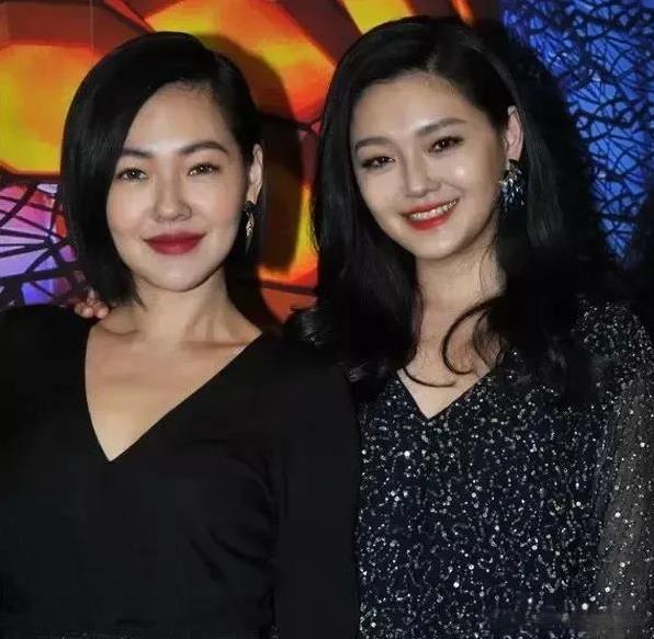 小s看到茶女就戳破，看到实力歌手就捧场，看到帅哥就上手，看到富豪就“献媚”，看