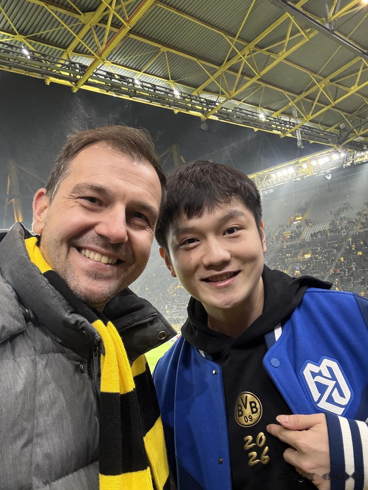 1月29日，多特蒙德足球俱乐部更新动态，并配文说道：“你们猜猜是谁来看欧冠比赛啦