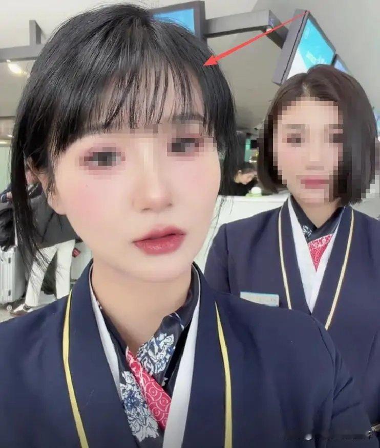 假空姐大闹亚航后续：身份被扒出，只是机场地勤，十级美颜认不出