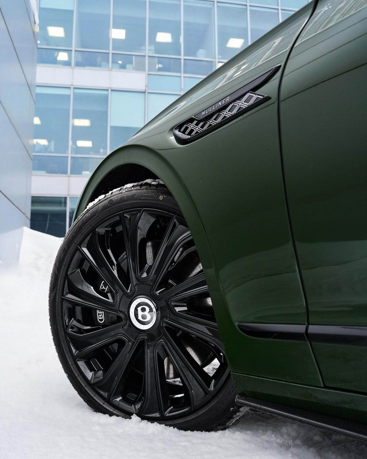宾利飞翼Mulliner展现了现代对奢华的理解——内敛而考究的外观，搭配Mull