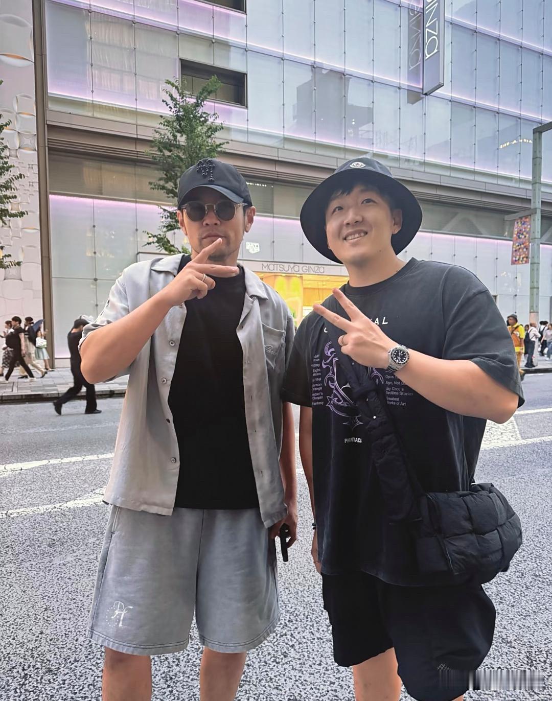 周杰伦在日本逛街被偶遇，他整个人看起来好沧桑，皮肤晒黑了，胡子也没刮，身材瘦了不