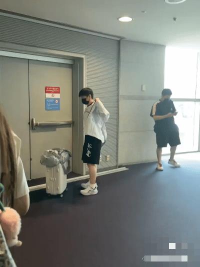 国乒抵达韩国转机，今晚出发美国！莎莎和头头等人已经抵达韩国首尔，转乘今晚9点多