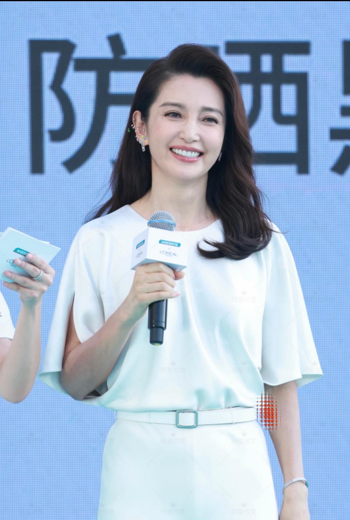 10月16日，李冰冰现身广州为巴黎欧莱雅站台，生图曝光，脸上皮肤发皱了，有年龄感