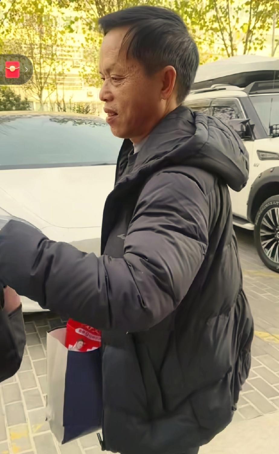 梁叔今天更新视频，镜头记录下他携全家从山东临沂前往淄博的行程。此行目的是为弥补儿