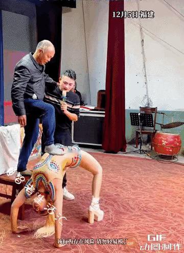 舞台上女演员刚摆好“铁板桥”姿势，准备迎接观众踩腹挑战，万万没想到大叔一脚踏错位
