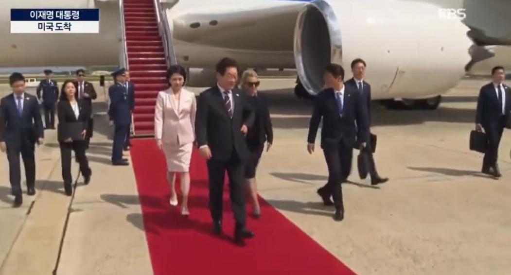 韩方接机美总统,场面冷清、仪式简单不是没有原因?10月29日美总统抵达釜山机场,