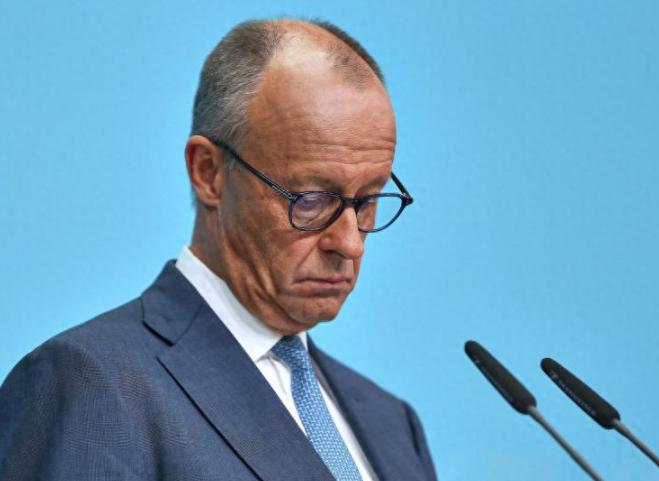 默茨嘴硬到底：支持率13%还死撑，82%德国人喊他下台，选择党在旁边笑出声，先说