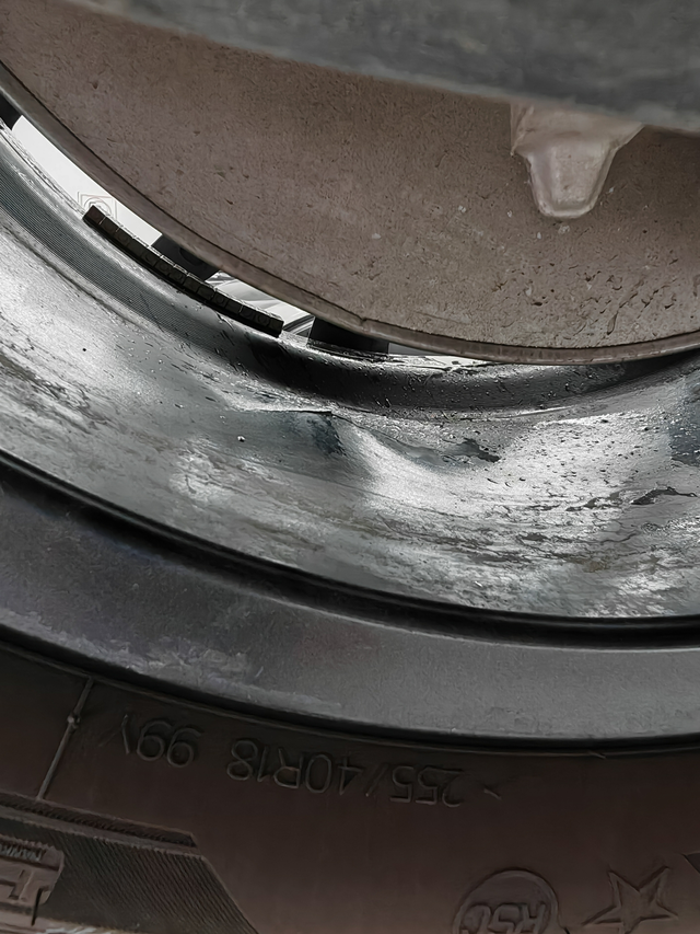 轮毂受损，破财破财！在双向4车道的国道上以70的速度行驶。熟路、路况比较好没太