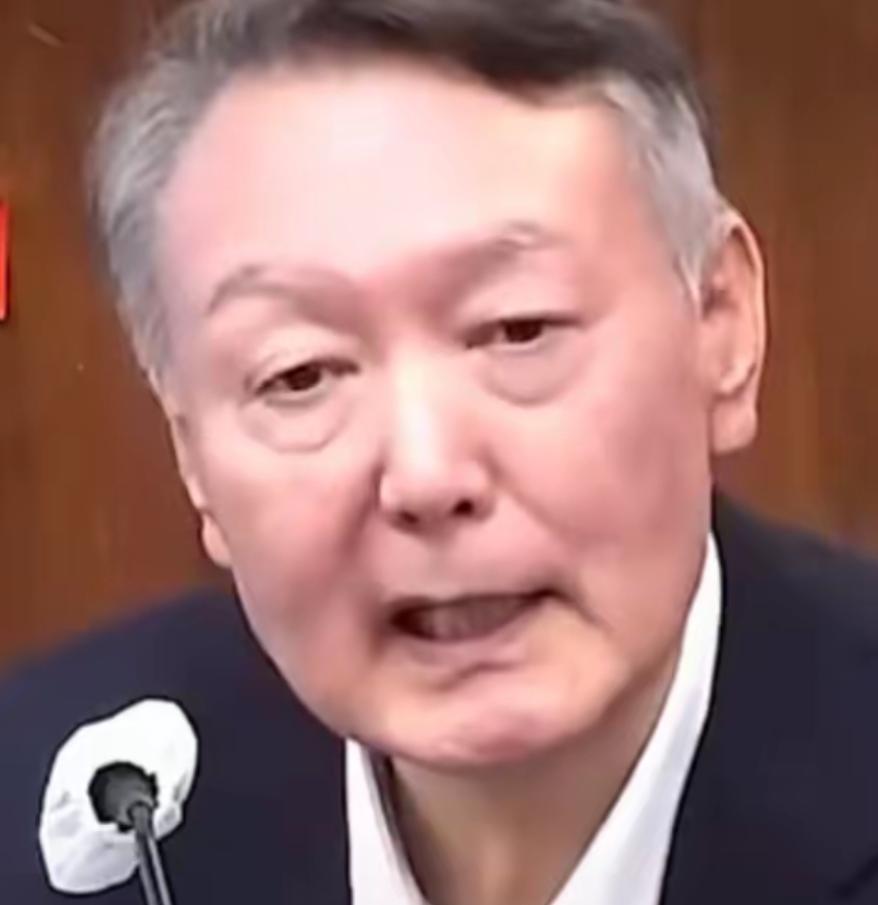 2025年11月，首尔中央地方法院的庭审现场鸦雀无声，前总统尹锡悦戴着“3617