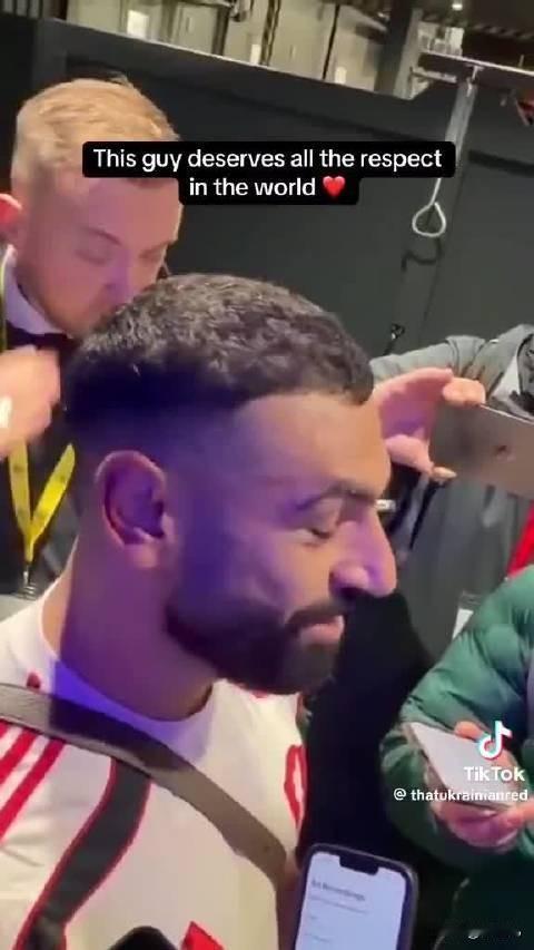 萨拉赫称俱乐部将其当替罪羊，新闻官反应愕然萨拉赫昨晚接受采访时，身后戴着黄色挂