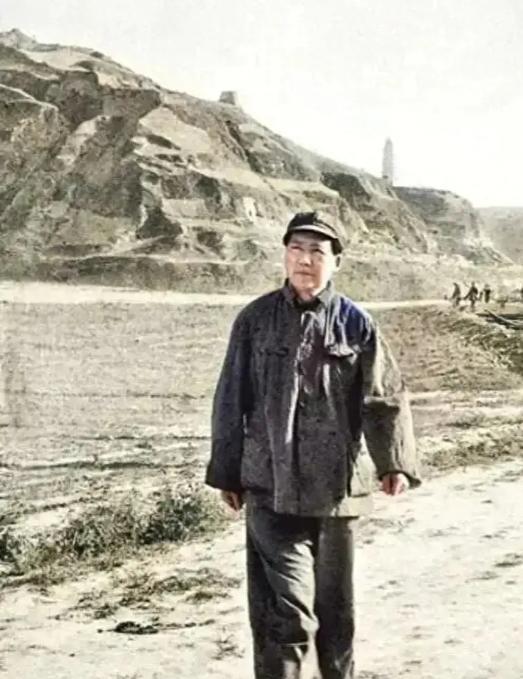 1942年的延安。那片黄土高坡上的小城，扛着中国革命的希望，也面临着鬼门关一样的