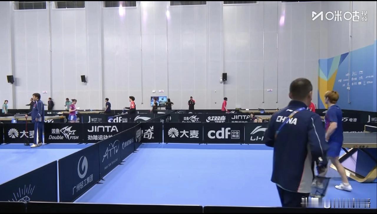 莎莎和佳佳已经开始练球了。这次女线有特殊打法，佳佳也跟赛陪练，今天中午莎莎是对