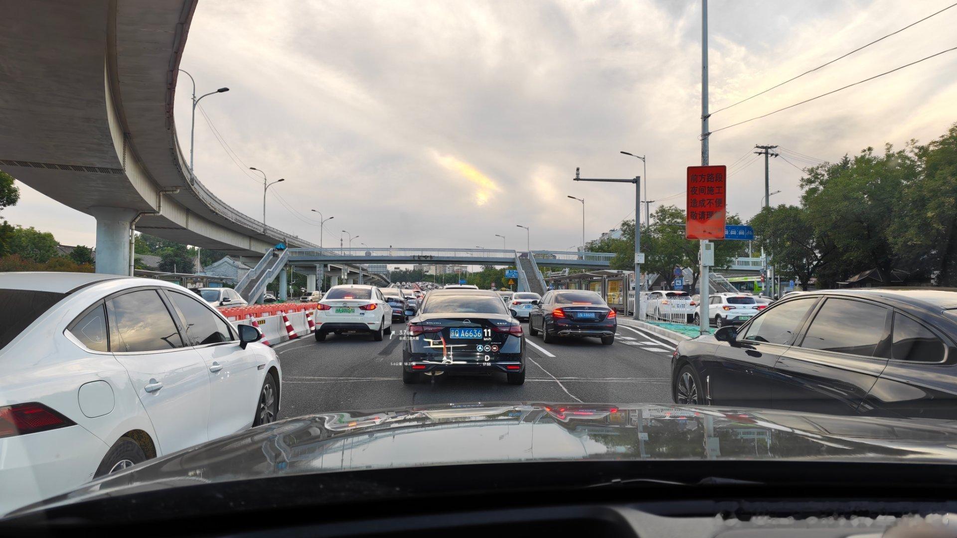 城里太可怕了…….真想知道这大哥怎么开着桑塔纳在这堵了20多年的……​​​