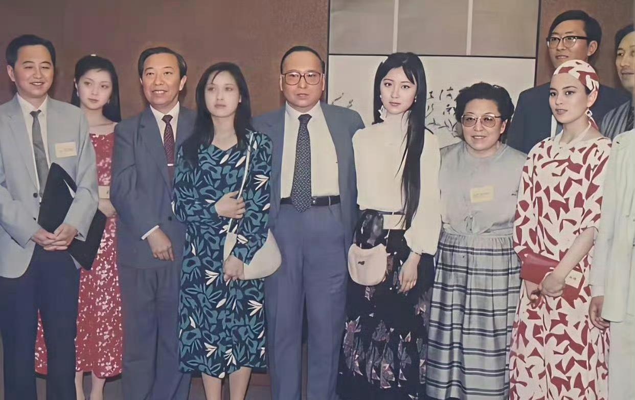陈晓旭1987年在香港照片曝光，她站在人群中是最美的，没有穿古装，也是古典美人的