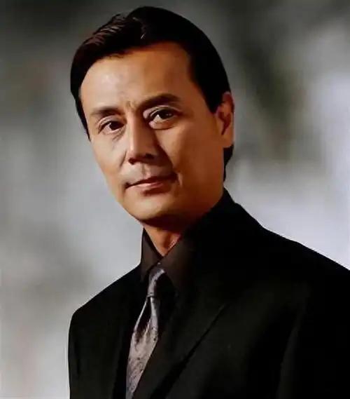 全网都在心疼云南街头修车的老头，有人说他落魄了，有人说他过气了，但你知道他是谁吗