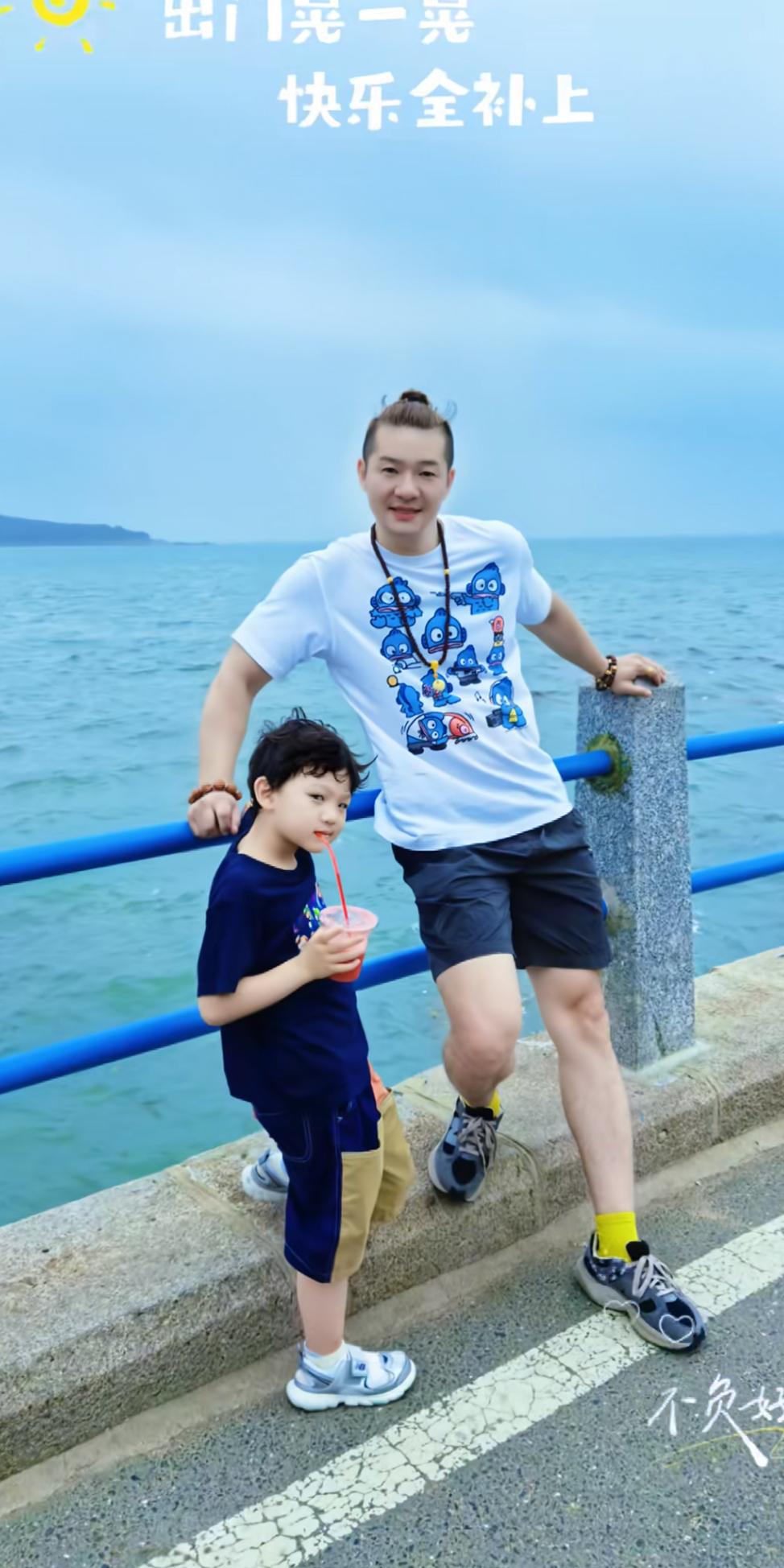 谢金带儿子青岛游玩，街头模仿哈兰德走路，尚筱菊又在评论区无辜躺枪！德云社谢金连续