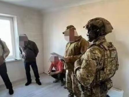 乌克兰的指挥官真会玩，他直接安排了7名乌克兰士兵翻修了自己女儿和其他家人的房子，